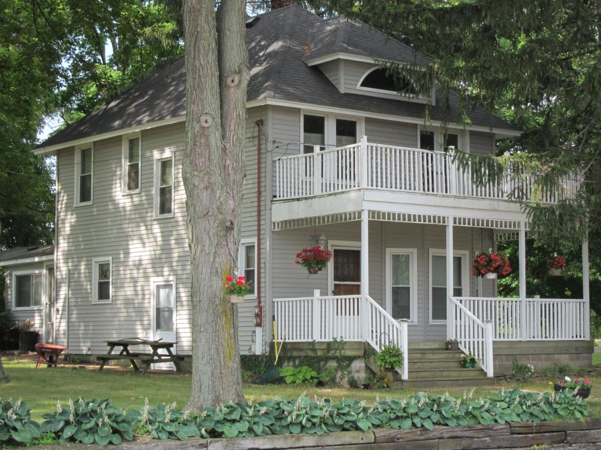 Devil'S Lake Inn And Devil'S Lake Inn Too Manitou Beach Exterior photo